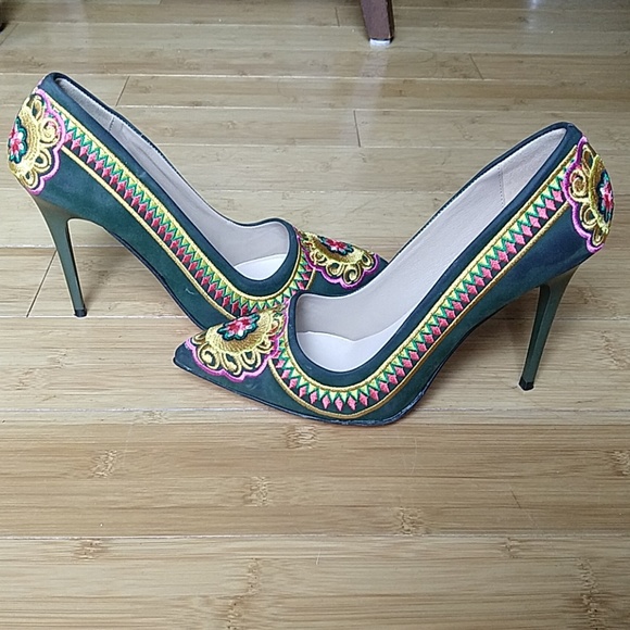 Embroidered Medallion Stiletto Pumps (runs small) - Picture 5 of 8